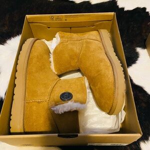 UGG’s Mini Bailey Button size 7.